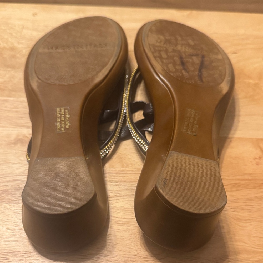 Italian Shoemakers Brown and Black Sandals - Picture 4 of 4
